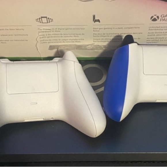 BLUE XBOX Wireless Controller Perfect Condition! - Picture 2 of 2
